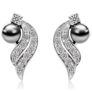 Rigant Pearl Stud Earrings